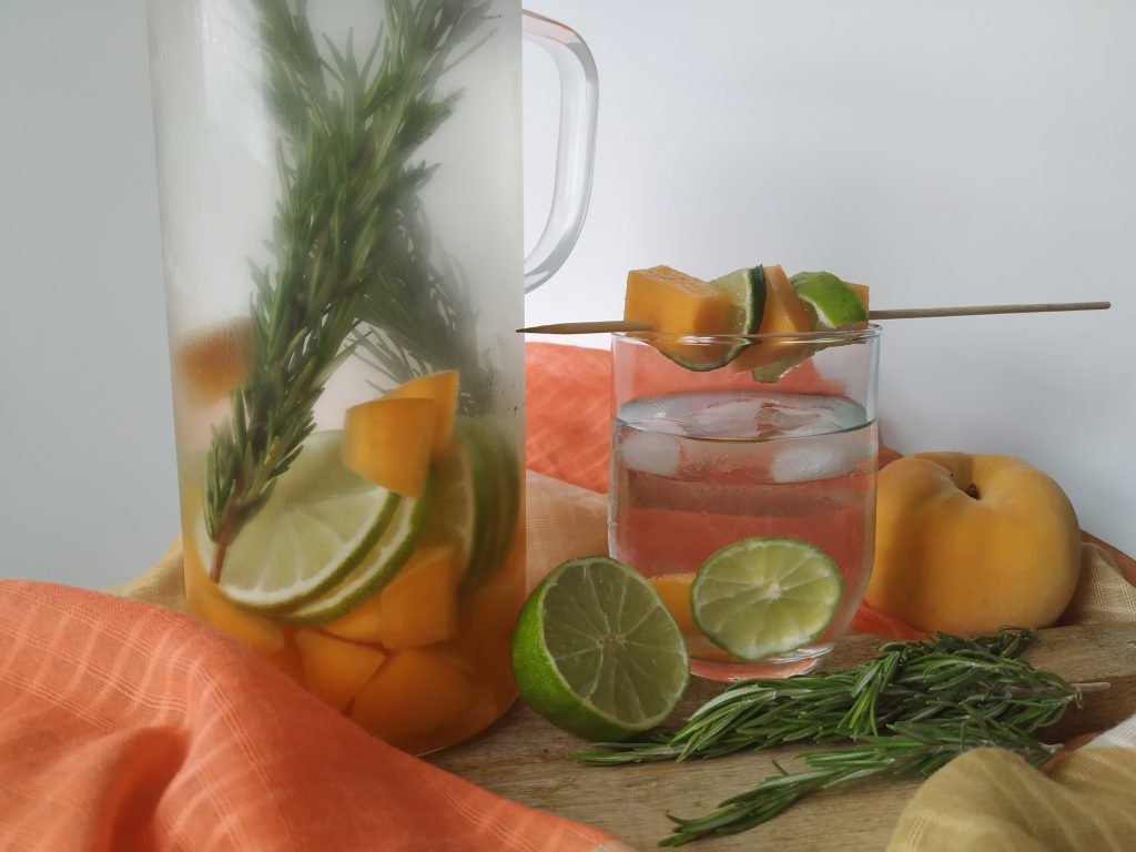 Agua con sabor a melocotón y romero
