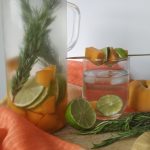 Agua con sabor a melocotón y romero