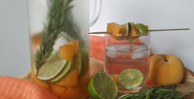 Agua con sabor a melocotón y romero