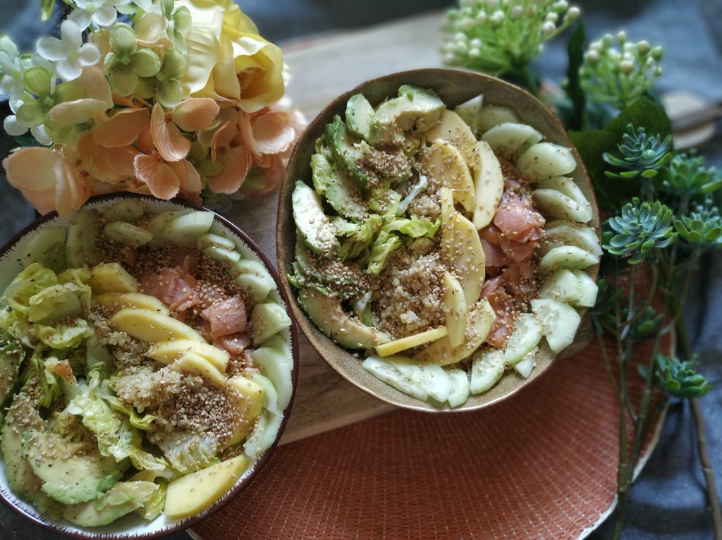 Ensalada de quinoa con salmón, aguacate y mango