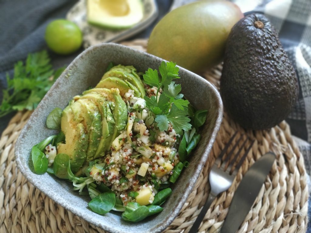 Ensalada vegana de quinoa con aguacate y mango sin azúcar
