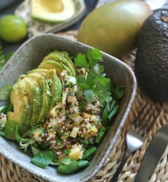 Ensalada vegana de quinoa con aguacate y mango sin azúcar