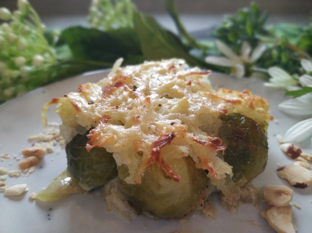 Col de Bruselas con crujiente de patata vegetariano