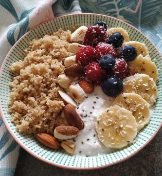 Desayuno saludable couscous integral con queso quark y fruta