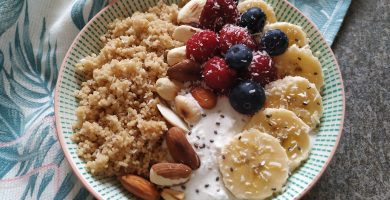 Desayuno saludable couscous integral con queso quark y fruta