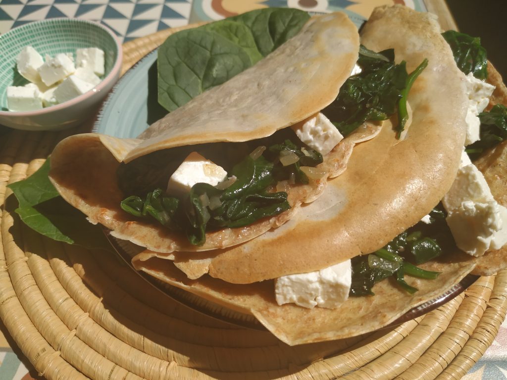 Crepes de sarraceno rellenos de espinacas y queso feta