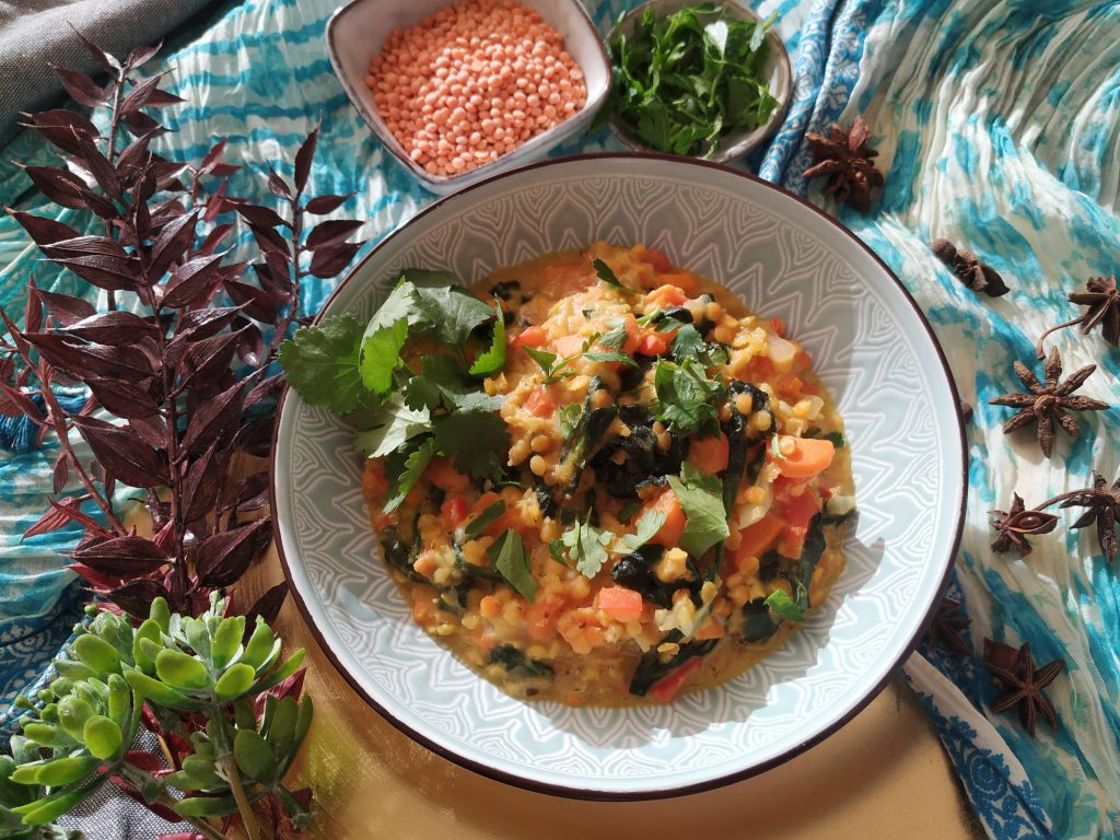 Curry vegano de lentejas rojas con espinacas y coco