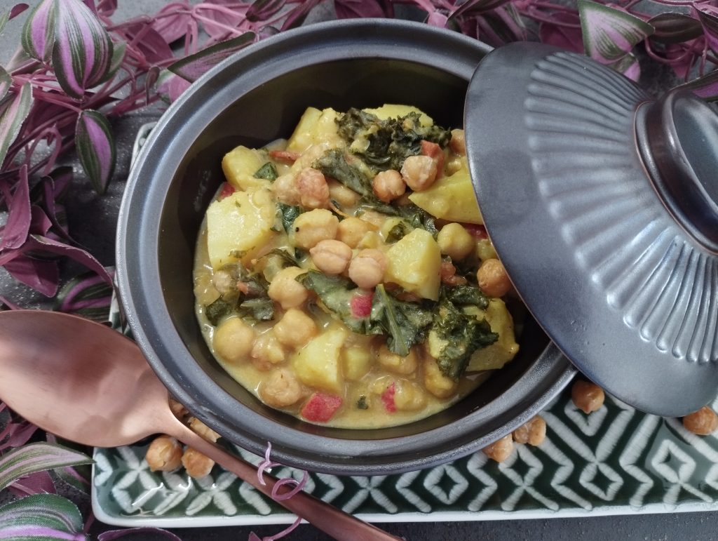 Curry de patata y kale con garbanzo crujiente