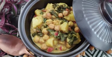Curry de patata y kale con garbanzo crujiente