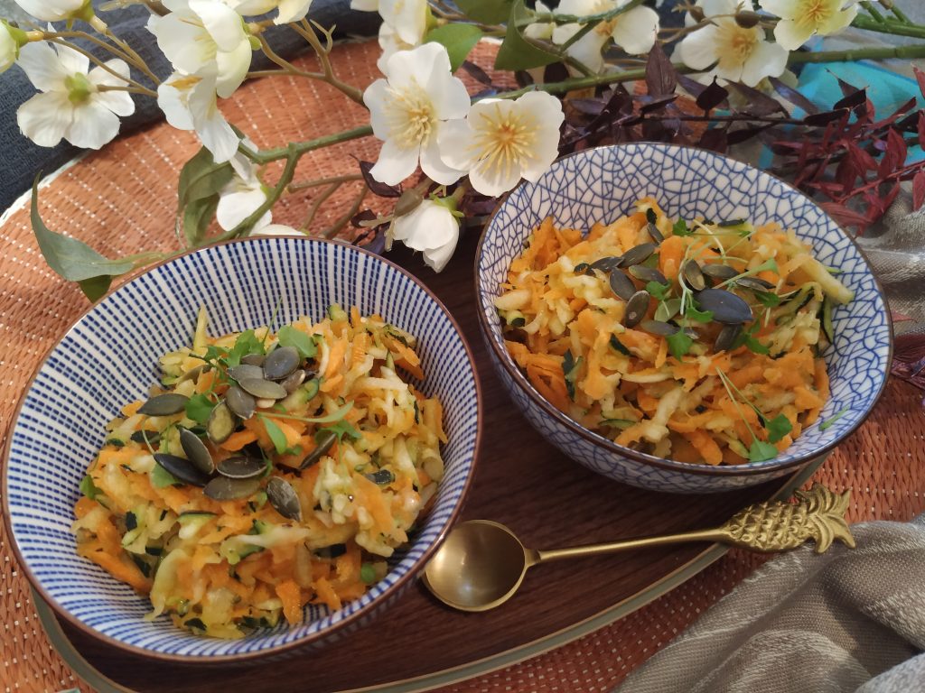 Ensalada de verdura cruda calabacín y zanahoria