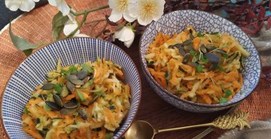 Ensalada de verdura cruda calabacín y zanahoria