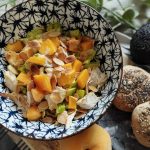 Ensalada de pollo y aguacate con melocotón