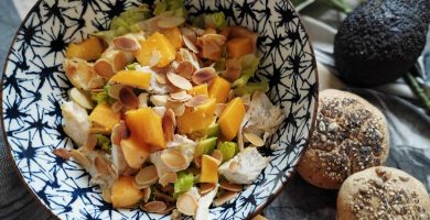 Ensalada de pollo y aguacate con melocotón
