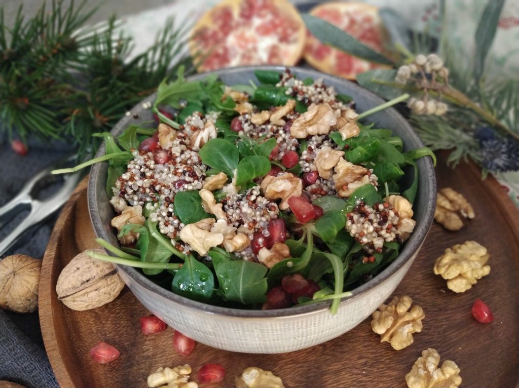 Ensalada vegana de rúcula y canónigos con quinoa