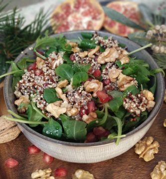 Ensalada vegana de rúcula y canónigos con quinoa