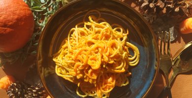 Espagueti-curry vegano de zanahoria