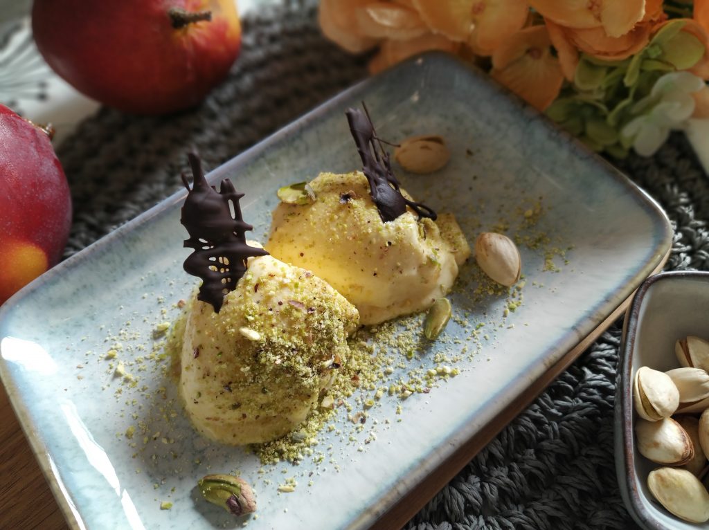 Yogur helado de mango con pistachos sin azúcar