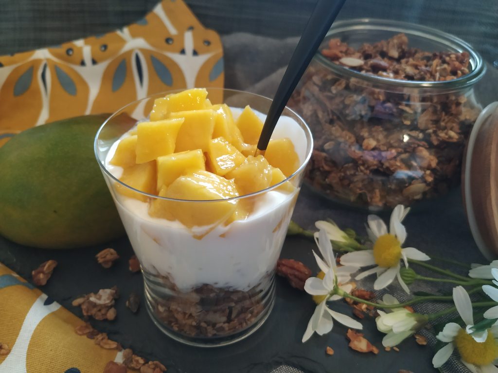 Granola crujiente de frutos secos con plátano sin azúcar