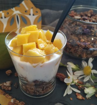 Granola crujiente de frutos secos con plátano sin azúcar