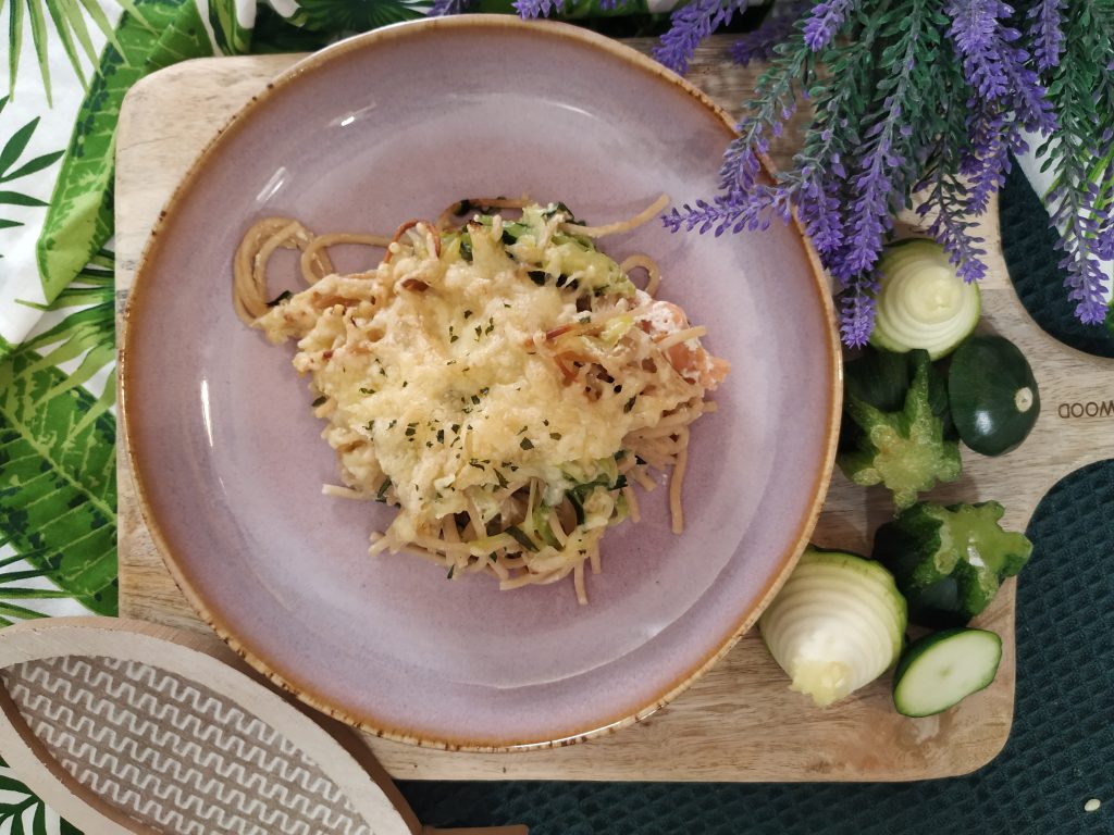 Gratinado de espaguetis integrales y de calabacín con salmón ahumado