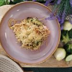 Gratinado de espaguetis integrales y de calabacín con salmón ahumado