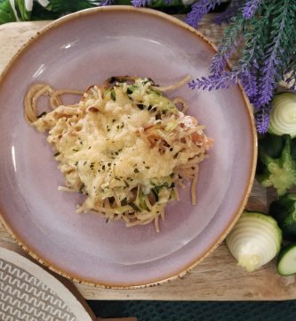 Gratinado de espaguetis integrales y de calabacín con salmón ahumado