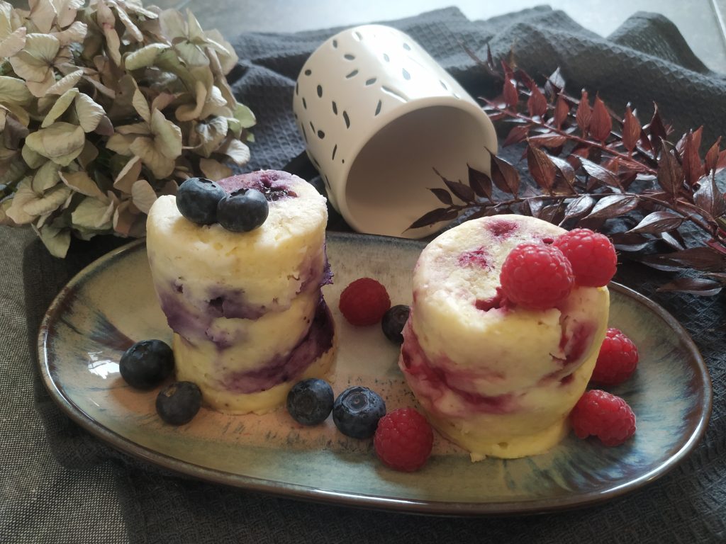 Mug cake de queso fresco y fruta sin azúcar y sin gluten
