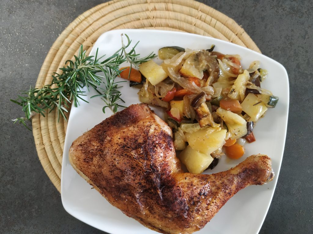 Muslos de pollo sabrosos y crujientes sobre un lecho de verduras variadas