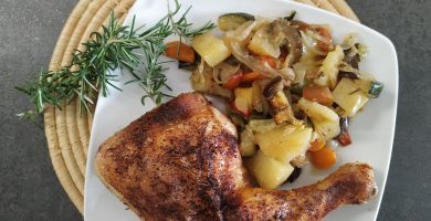 Muslos de pollo sabrosos y crujientes sobre un lecho de verduras variadas