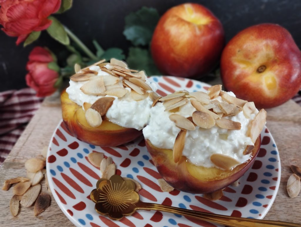 Desayuno saludable con nectarina y queso