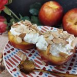 Desayuno saludable con nectarina y queso