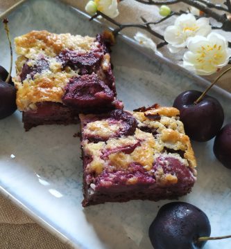 Pastel de chocolate y cerezas