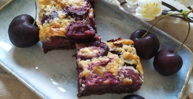 Pastel de chocolate y cerezas