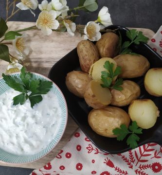Patatas asadas con dip vegetariano de queso Quark con hierbas