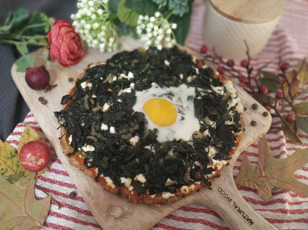 Pizza de espelta con espinacas y huevo
