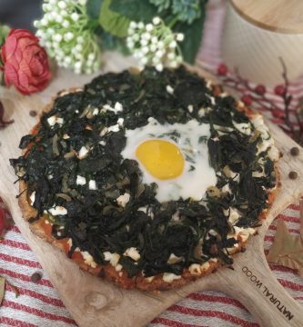 Pizza de espelta con espinacas y huevo
