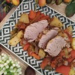 Solomillo de cerdo con verduras variadas y hierbas provenzales