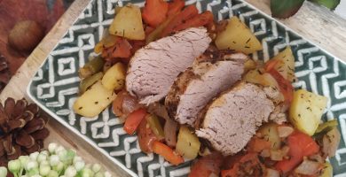 Solomillo de cerdo con verduras variadas y hierbas provenzales