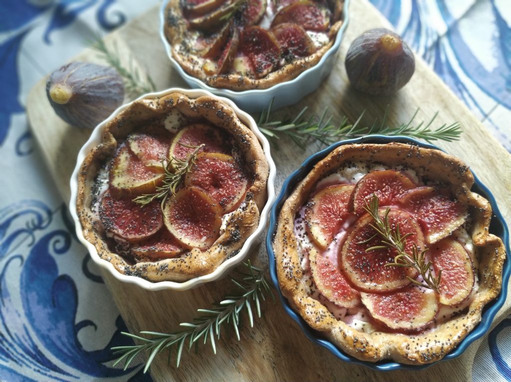 Tartaleta vegetariana con queso de cabra al romero con higos frescos